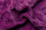 Pro alergiky vhodné kvalitní mikroflanelové prostěradlo v barvě tmavě fialové,  | rozměr 180x200 cm.