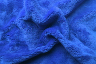 V barvě sytě modré kvalitní prostěradlo na lůžko,  | rozměr 90x200 cm.